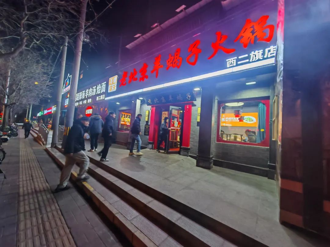 这家火锅店，还是那么火！-新华社