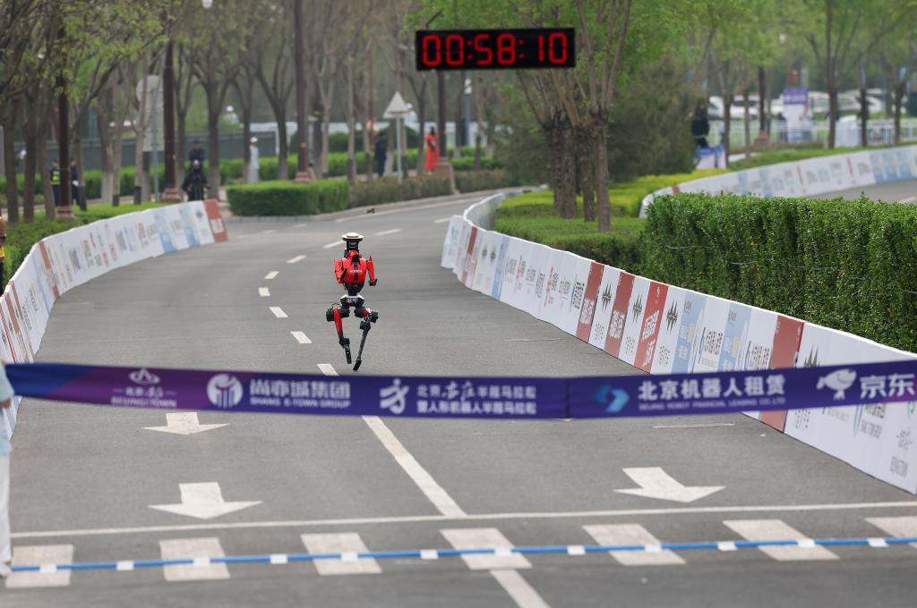 百余台机器人同跑半马 “闪电”超