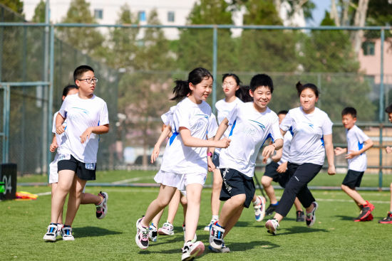 图为孩子们体验安踏体育课,快乐运动