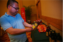 经销商在参观王致和新产品