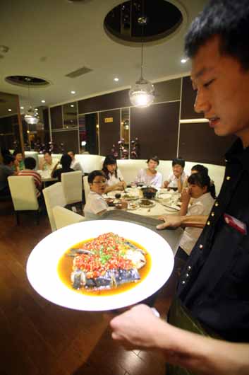 &ldquo;湘鄂情&bull;源&rdquo;店推出&ldquo;洞庭湖鱼头&rdquo;等六道招牌菜