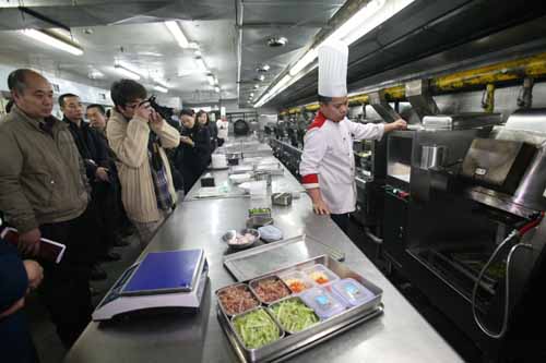 部分餐饮企业代表参观湘鄂情自动化烹饪机器人