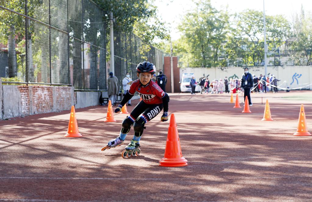 京举行中小学生轮滑、旱地冰球赛