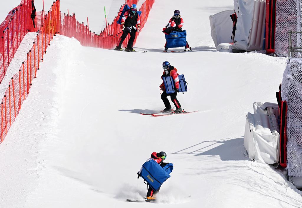 高山滑雪混合团体赛因大风延期